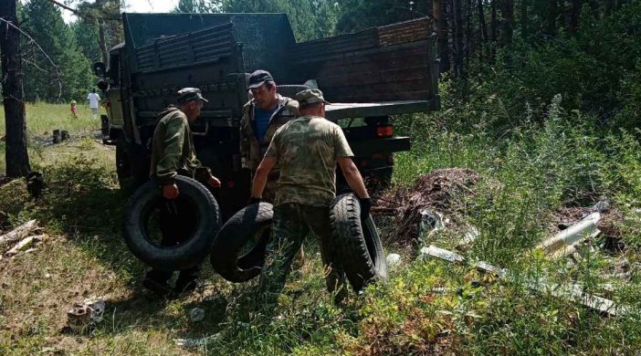 Лесники собрали более пяти кубометров мусора